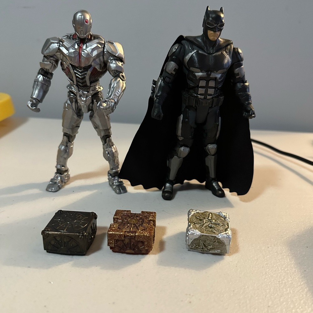 Mattel dc multiverse justice league cyborg and Batman with mother boxes
